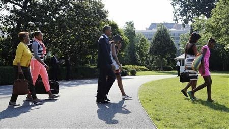 Obama starts Africa tour in Senegal  - ảnh 1